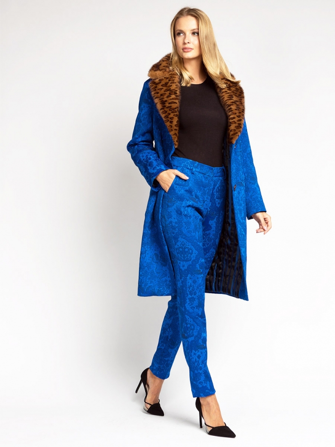 Пальто и брюки из синего жаккарда с меховым воротником