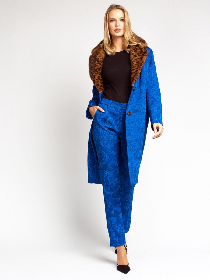 Пальто и брюки из синего жаккарда с меховым воротником